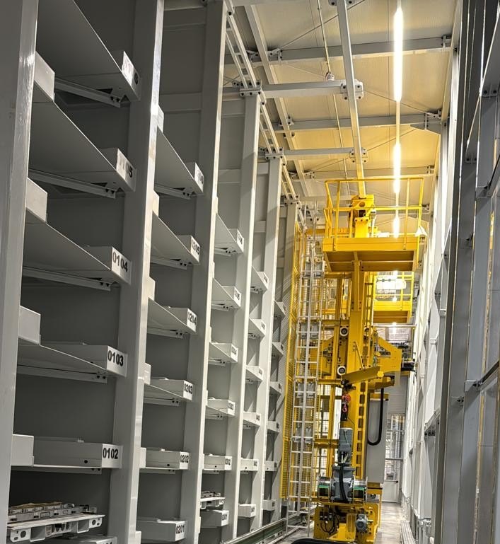 Puesta en marcha de 6 stacker cranes del almacén de baterías
